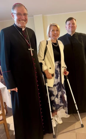 31. maijā Ieva, lecot ar kruķiem, ieradusies uz Vasarsvētku dievkalpojumu Rīgas Svētās Trīsvienības Romas katoļu baznīcā.
