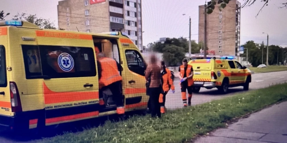 В Риге автомобиль сбил ребенка, который внезапно выбежал на дорогу.