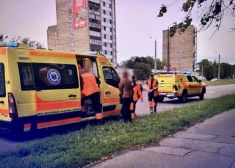Ребенок вырвался из рук матери и оказался под колесами машины в Риге
