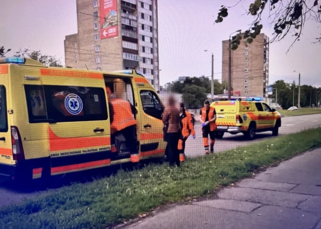 Ребенок вырвался из рук матери и оказался под колесами машины в Риге