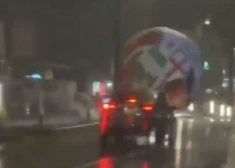 VIDEO: "Kaut ko tādu katru dienu neredzēsi!" Sansalvadorā brīvsolī devusies milzīga Pasaules kausa bumba