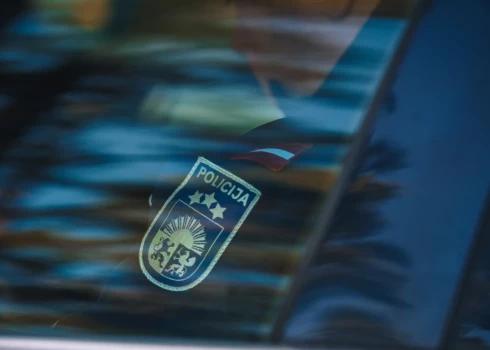 Policija Liepājā konstatē mātes nolaidību un nepiemērotus dzīves apstākļus bērnam.