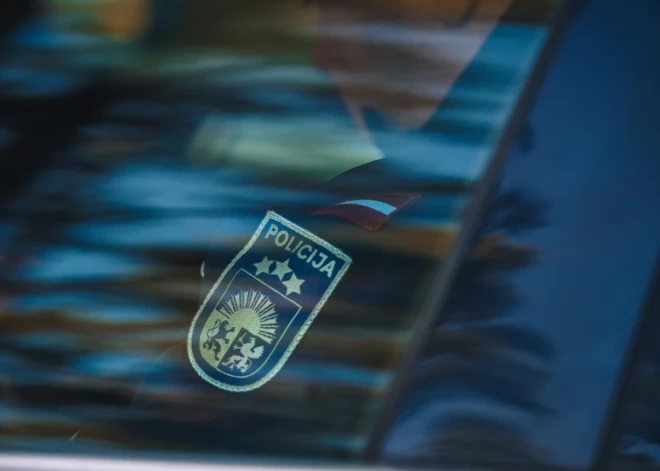 “Ledusskapī tikai alkohola pudeles”: Liepājā policija glābj bez aprūpes atstātu bērnu