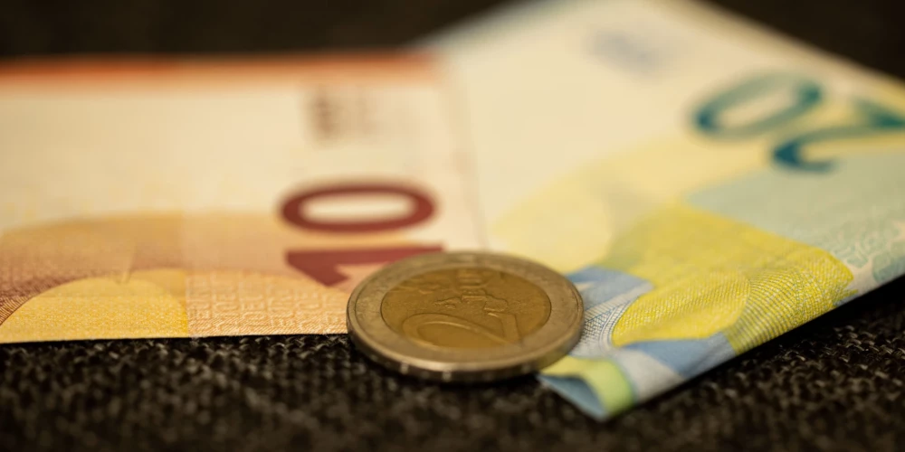Projekts "Mans drošības spilvens" ir izglītojošs satura cikls par sociālo drošību, pensiju sistēmu un individuālo finanšu atbildību. Tā mērķis ir skaidrot, kā personīgie lēmumi ietekmē nākotnes labklājību, tulkojot sarežģītus finanšu jautājumus saprotamā valodā. Tiks veidoti analītiski raksti, videosižeti un sociālo mediju video, iesaistot ekspertus un sabiedrību. Projekts vērsts uz ekonomiski aktīvajiem iedzīvotājiem un pirmspensijas vecuma grupu.