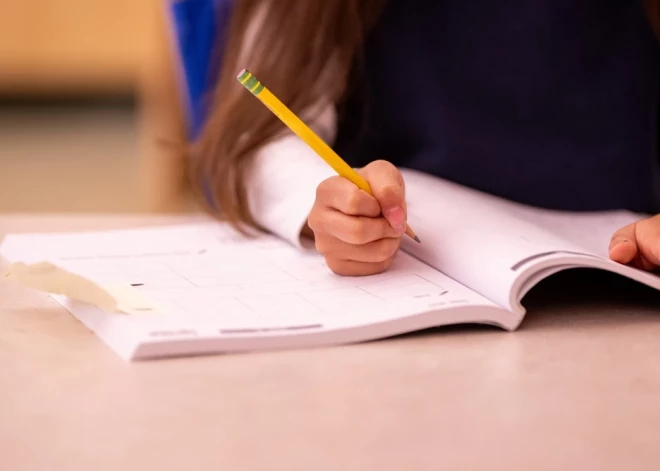 Pirmie monitoringa darbu rezultāti liecina: skolēniem vieglāk atrast faktus, bet grūtāk pamatot atbildes un izmantot vairākus avotus