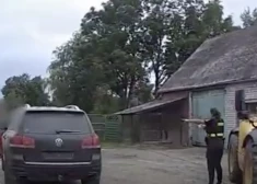 VIDEO: policisti Lietuvā ierodas uz izsaukumu privātmājā un piedzīvo nāvējoši bīstamu situāciju