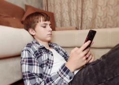 Sociālo mediju aizliegumi vieni paši nerisina bērnu drošības problēmas, secināts pētījumā