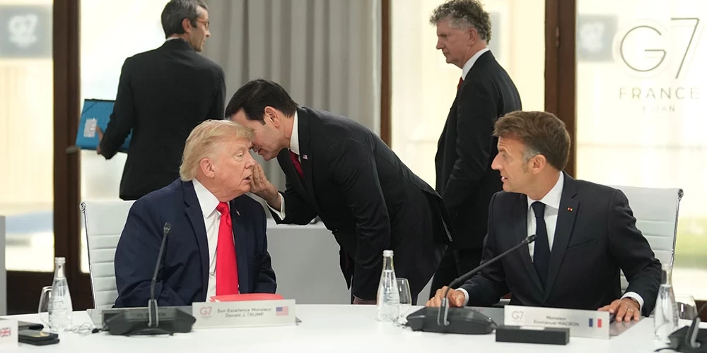 ASV Valsts sekretārs Marko Rubio runā ar Donaldu Trampu G7 sanāksmes laikā.
