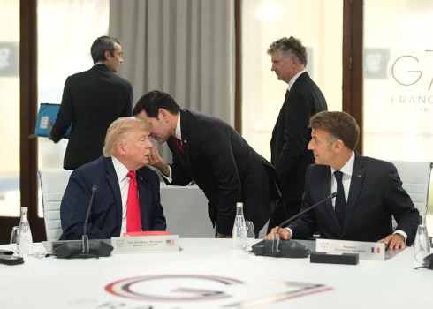 ASV Valsts sekretārs Marko Rubio runā ar Donaldu Trampu G7 sanāksmes laikā.