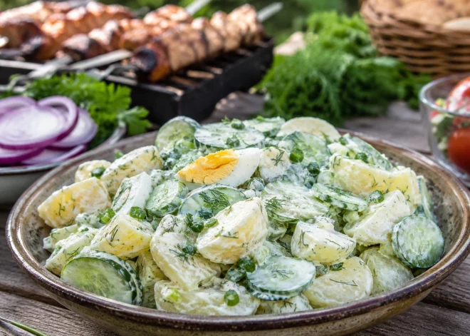 Что подать к шашлыку: рецепт картофельного салата с огурцами и яйцом