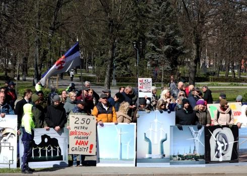 Biedrība "Piekraste rītdienai" vēl aprīlī aptuveni 150 aktīvistu sastāvā iepretim Ministru kabineta ēkai piketēja pret notiekošo.