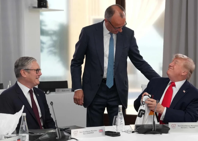 Tramps pārsteidz ar dīvainu sejas izteiksmi, saņemot dāvanu no Merca. FOTO