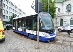 FOTO, VIDEO: Rīgā pie Nacionālā teātra paralizēta tramvaju kustība