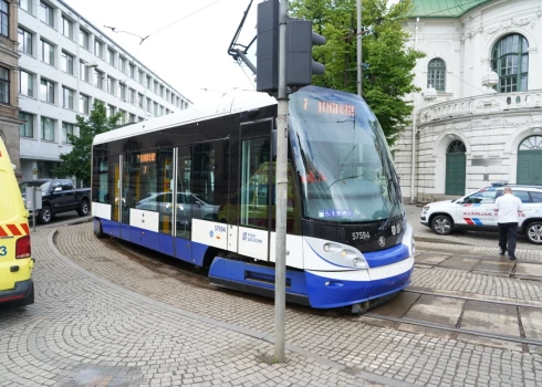 Pie Latvijas Nacionālā teātra apgrūtināta un vietām pilnībā apturēta gan transportlīdzekļu, gan sabiedriskā transporta kustība.