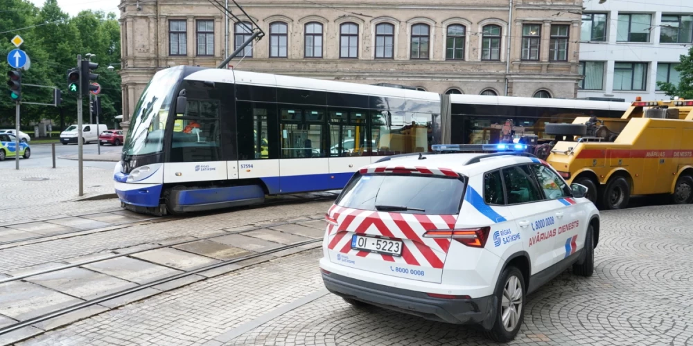 Rīgas centrā pie Latvijas Nacionālā teātra apturēta sabiedriskā transporta kustība.