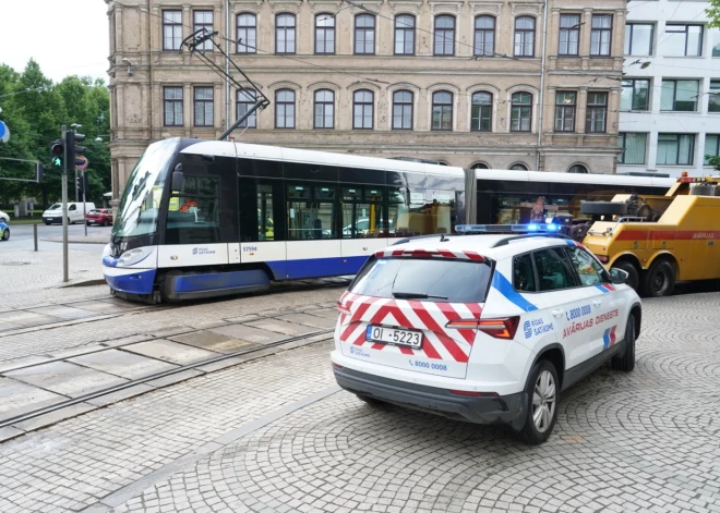 Rīgas centrā pie Latvijas Nacionālā teātra apturēta sabiedriskā transporta kustība.