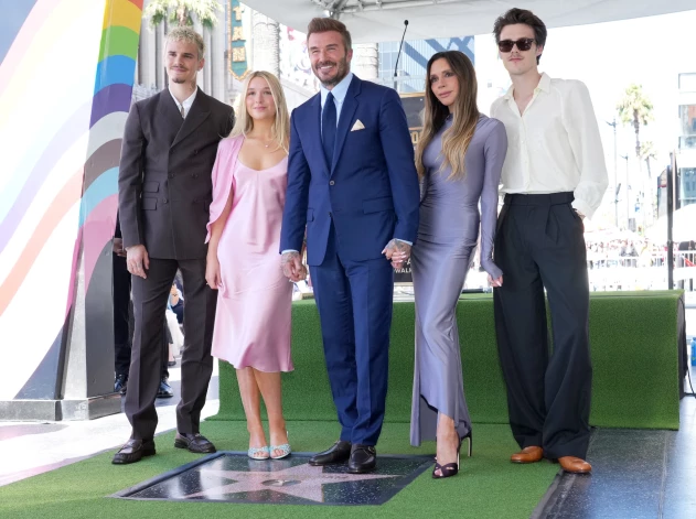Deivids Bekhems ar ģimeni apmeklē ceremoniju, kurā viņam piešķīra zvaigzni Holivudas Slavas alejā.No kreisās: Romeo, Hārpere, Deivids, Viktorija un Krūzs.