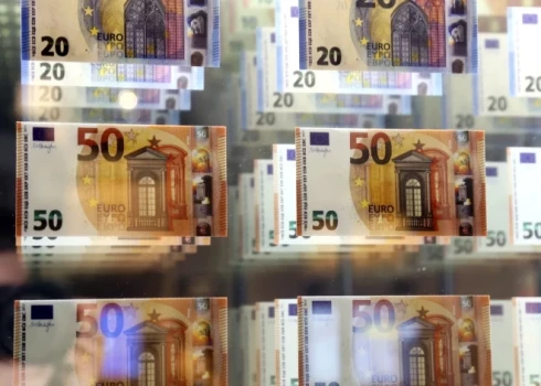 Galveno refinansēšanas operāciju likme paaugstināta līdz 2,4%, bet aizdevumu iespējas uz nakti likme - līdz 2,65%, teikts ECB paziņojumā.