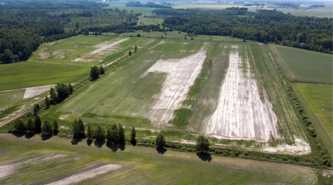 Lauku ainava pieKlimata pārmaiņas lauksaimniekiem radīs aizvien vairāk riskus, un apdrošināšana pret tiem var kļūt dārgāka. Kandavas.
