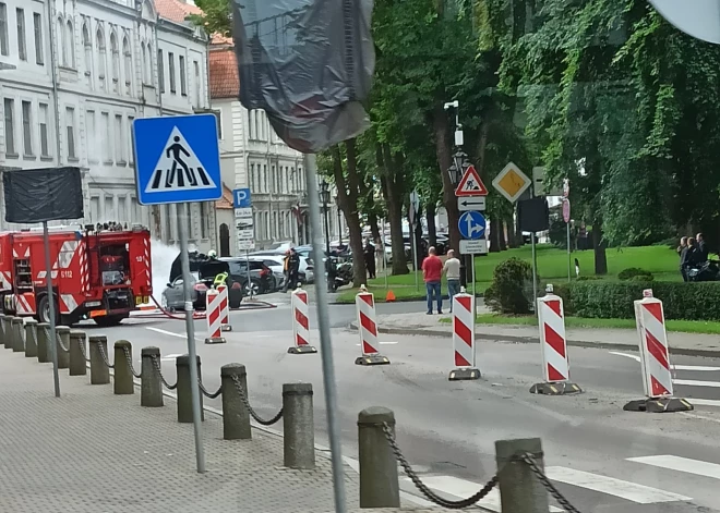Aculiecinieku foto: Rīgas centrā,  iepretī Valsts prezidenta pilij,  aizdegusies vieglā automašīna