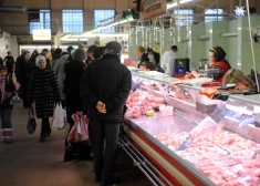 Куда на Рижском центральном рынке переселились торговцы мясом и что будет с закрытым павильоном?
