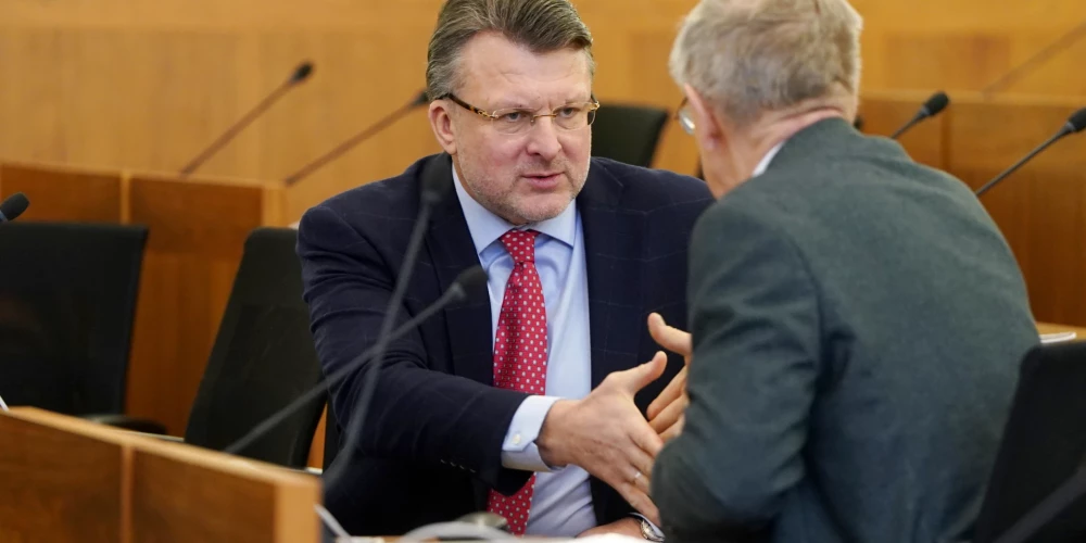 Politiķis Ainārs Šlesers telefonsarunā ar "de facto" neslēpa, ka biedrības finansējums ir viņa paša piesaistīts. 