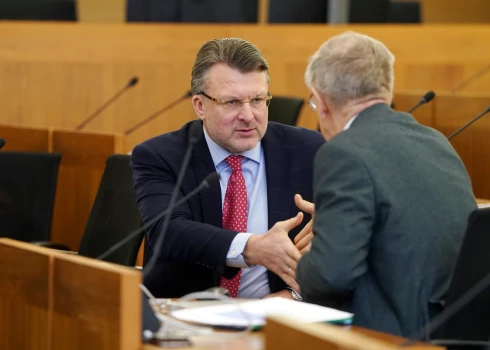 Politiķis Ainārs Šlesers telefonsarunā ar "de facto" neslēpa, ka biedrības finansējums ir viņa paša piesaistīts. 