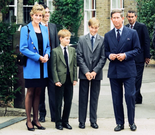 Princese Diāna un princis Čārlzs ar dēliem Hariju un Viljamu apmeklē Ītonas koledžā 1995. gadā.