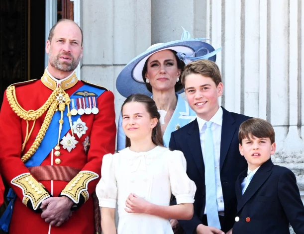 Princis Džordžs ar vecākiem, māsu Šarloti un brāli Luisu vērojot “Trooping The Colour” parādi šā gada 13. jūnijā.