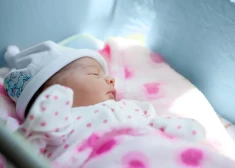 Latvijā turpina kristies dzimstība - reģistrēto jaundzimušo skaits šogad sarucis vēl vairāk