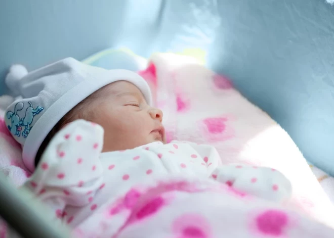 Latvijā turpina kristies dzimstība – reģistrēto jaundzimušo skaits šogad sarucis vēl vairāk