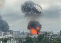 Aculiecinieks Maskavā nofilmē episku brīdi - ukraiņu dronu triecienā gaisā tiek parauts naftas tvertnes vāks
