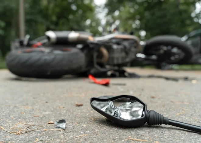 Aizkraukles pusē grāvī atrasts avarējis motocikls un tā vadītājs bez dzīvības pazīmēm