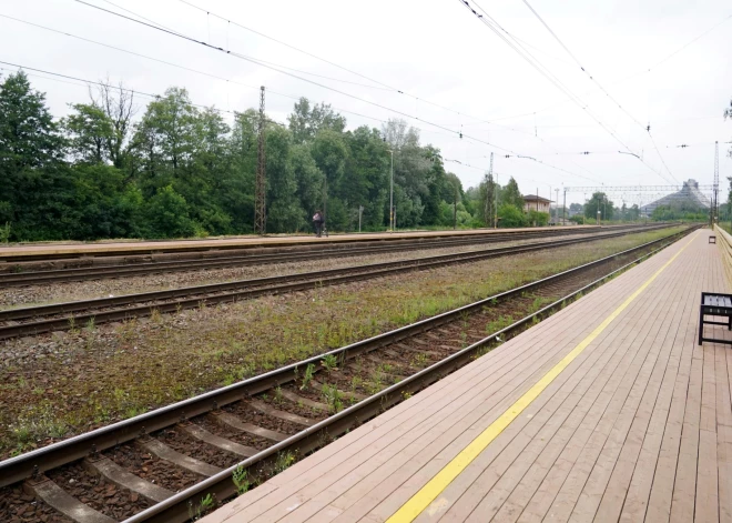 Mārupē šorīt bojā gājis cilvēks, kuru notriecis pasažieru vilciens