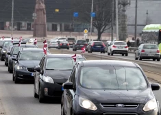 Teju puse Latvijas iedzīvotāju jūt vajadzību pēc personīgā auto