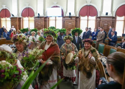 Saeimā svin Jāņus 2026.